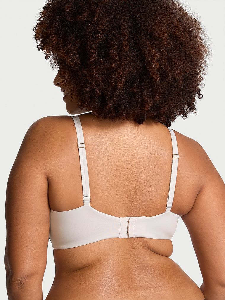 Modelka prezentuje biustonosz push-up Smooth. Produkt ma kolor beżowy i pochodzi z kolekcji Very Sexy.