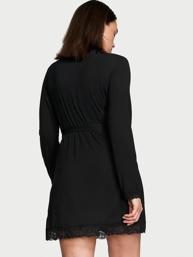 Szlafrok z modalu z koronką Lace-Trim. Produkt ma kolor czarny i pochodzi z kolekcji Victoria's Secret. 