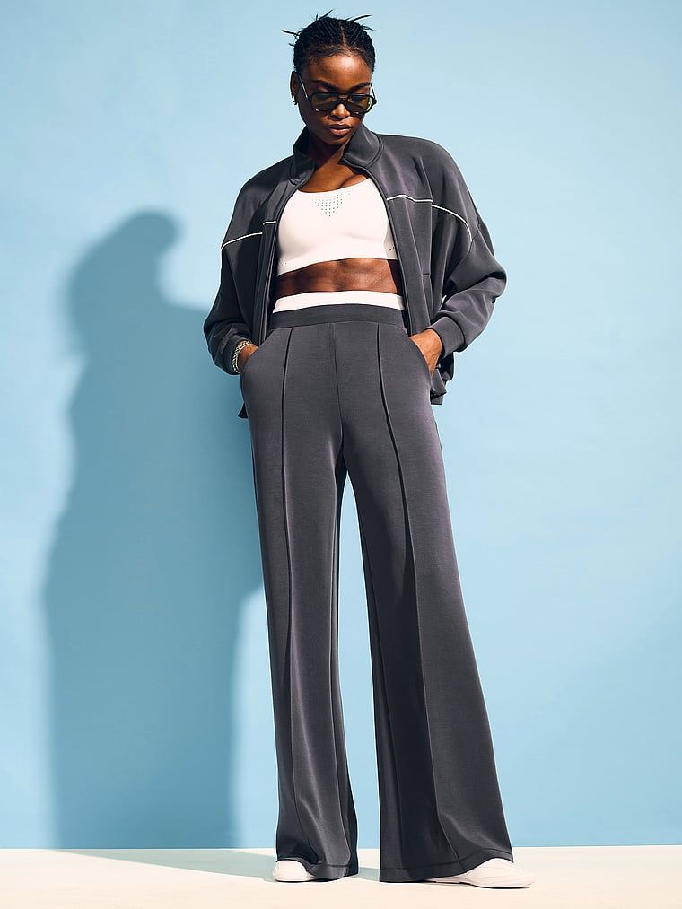 Kurtka Featherweight Knit. Produkt ma kolor czarny i pochodzi z kolekcji VSX. 