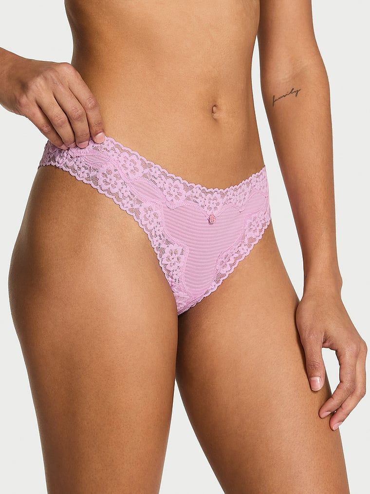 Stringi bawełniane w paseczki z koronką na krawędziach. Produkt ma kolor purpurowy i pochodzi z kolekcji Lace Trim. 
