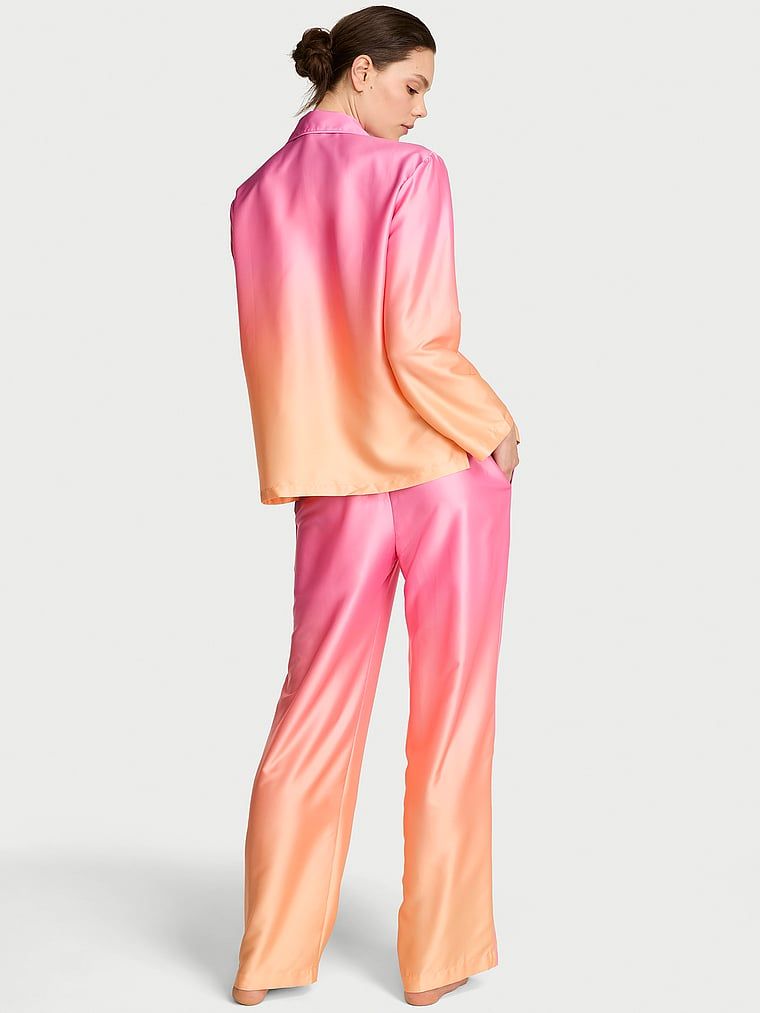 Piżama satynowa z długimi rękawami Signature. Produkt jest wzorzysty i pochodzi z kolekcji Victoria's Secret. 