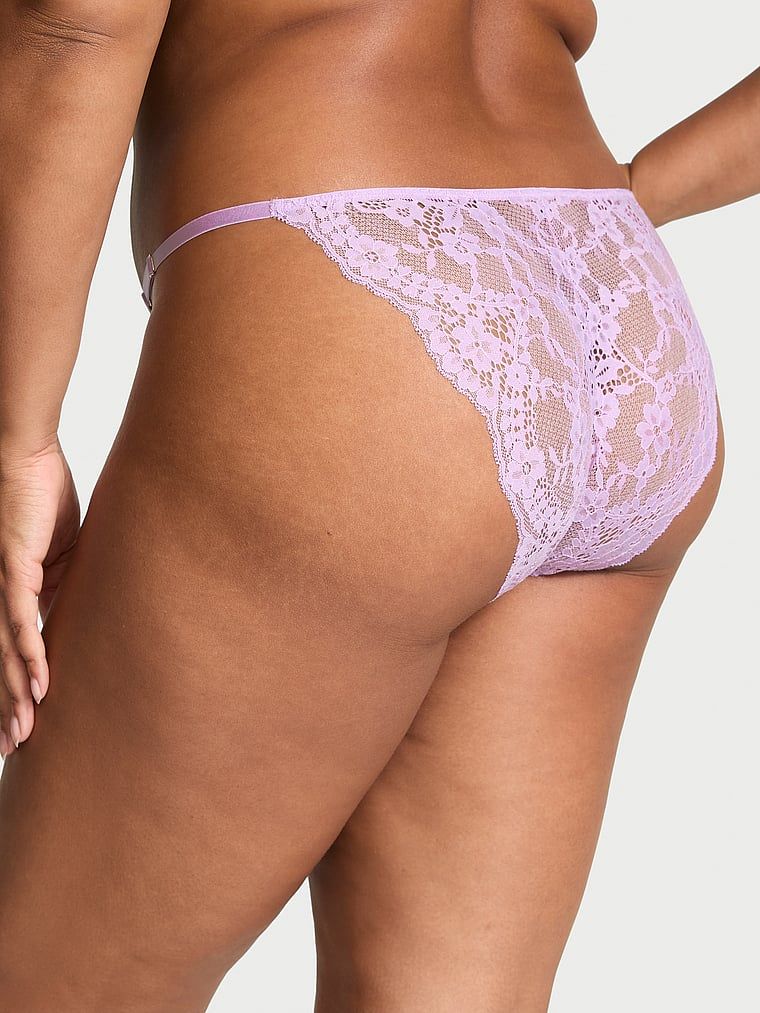 Majtki bikini koronkowe z regulowanymi paskami. Produkt ma kolor purpurowy i pochodzi z kolekcji Dream Angels. 