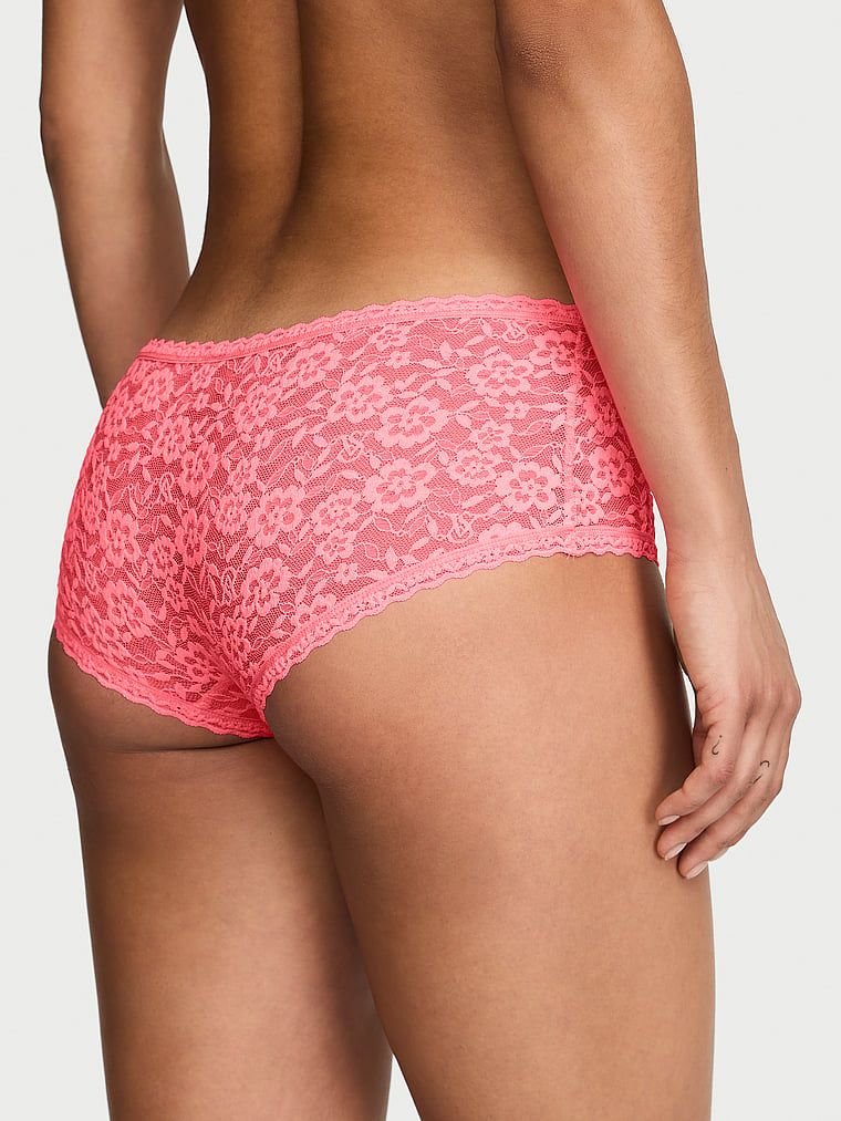 Majtki koronkowe szorty z niskim stanem Boyshort. Produkt ma kolor różowy i pochodzi z kolekcji Lacie. 