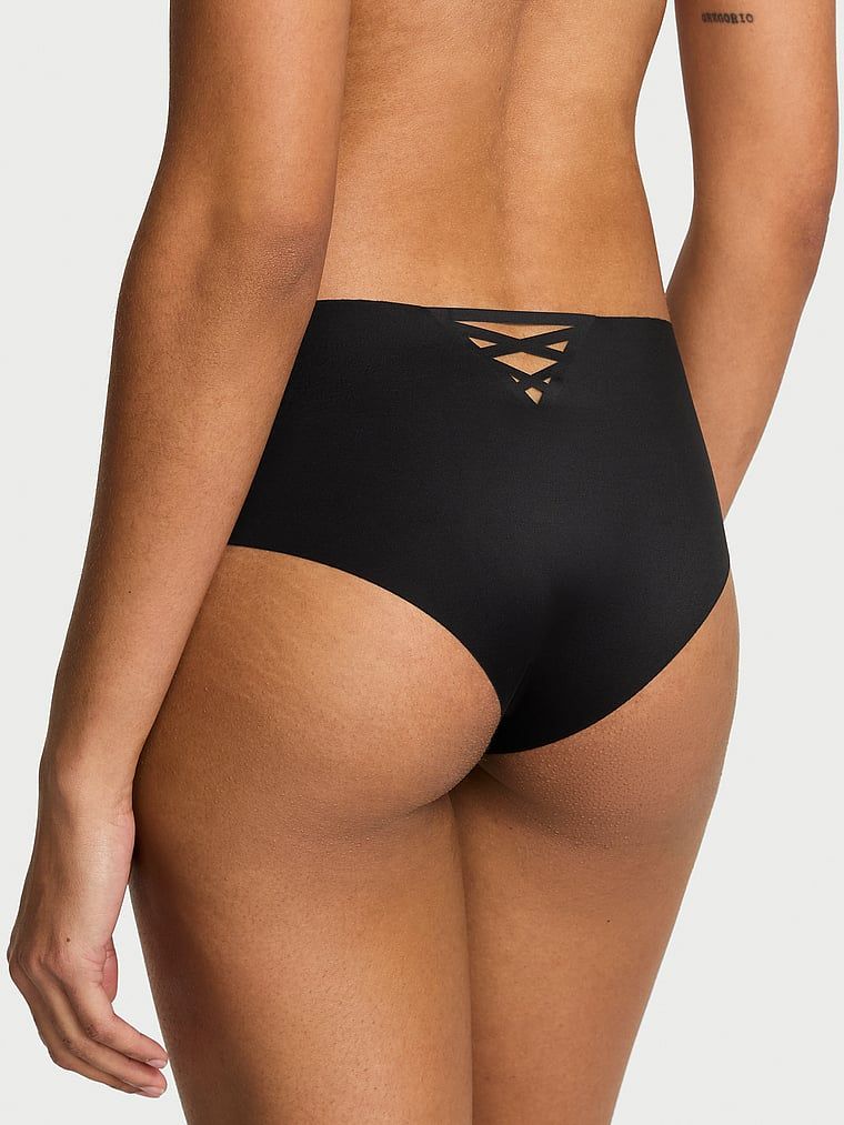 Majtki bezszwowe z paseczkami z tyłu No-Show Strappy Cheeky. Produkt ma kolor czarny i pochodzi z kolekcji No-Show. 