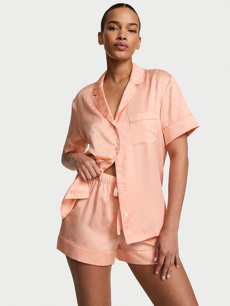 Piżama satynowa z szortami Signature. Produkt ma kolor różowy i pochodzi z kolekcji Victoria's Secret. 