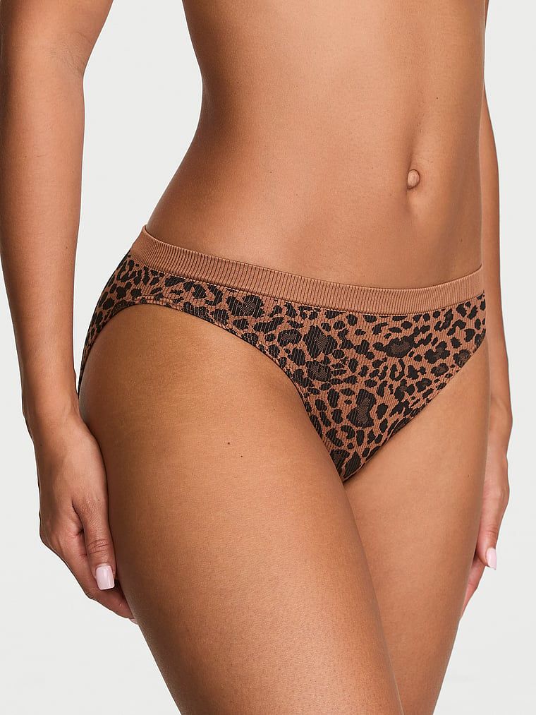 Majtki prążkowane Seamless Leopard Rib Bikini. Produkt ma kolor wzorzysty i pochodzi z kolekcji Seamless. 