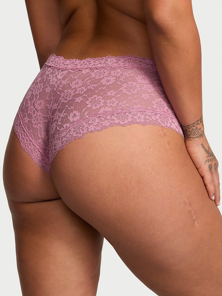 Majtki koronkowe ze sznurowaniem po bokach Lace-Up Cheeky. Produkt ma kolor purpurowy i pochodzi z kolekcji Lacie. 