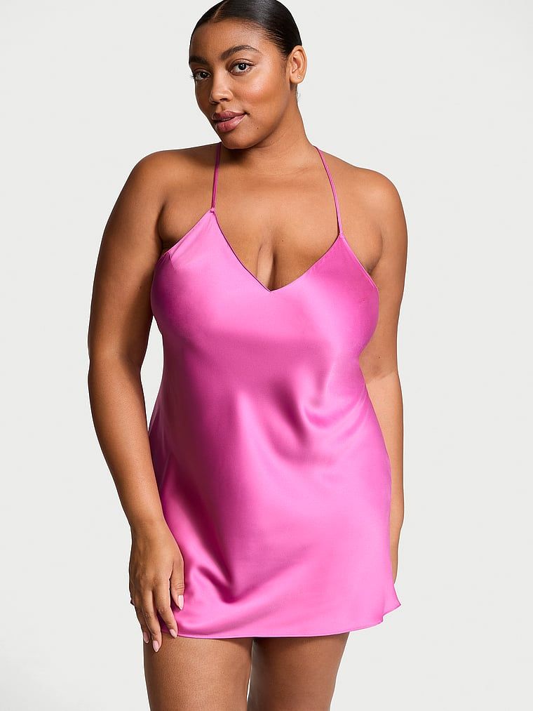 Koszulka nocna satynowa na cienkich ramiączkach odsłaniająca plecy Open-Back Slip. Produkt ma kolor różowy i pochodzi z kolekcji Victoria's Secret. 