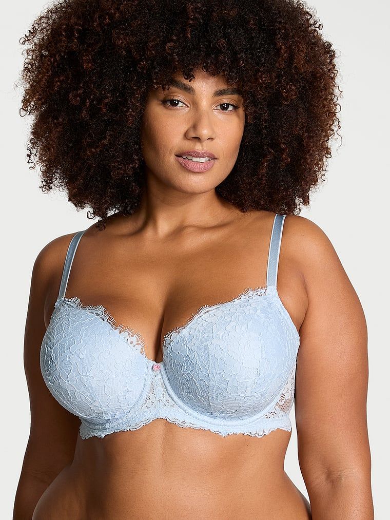 Modelka prezentuje biustonosz lekko usztywniany koronkowy Classic Demi. Produkt ma kolor niebieski i pochodzi z kolekcji Dream Angels.