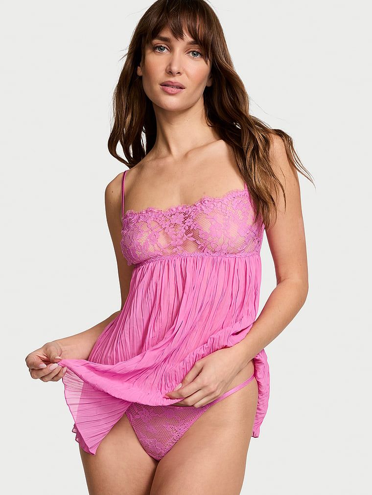 Halka i stringi Lace Pleated Babydoll. Produkt ma kolor różowy i pochodzi z kolekcji Very Sexy. 