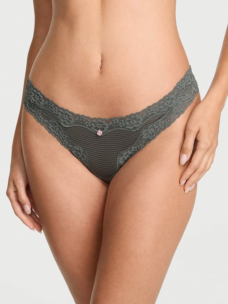 Stringi bawełniane w paseczki z koronką na krawędziach. Produkt ma kolor zielony i pochodzi z kolekcji Lacie. 