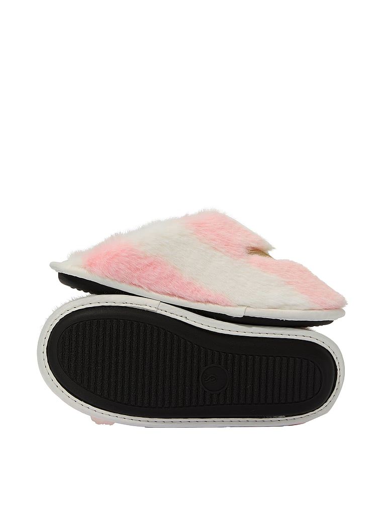 Kapcie ze sztucznego futerka. Produkt jest wzorzysty i pochodzi z kolekcji Victoria's Secret. 