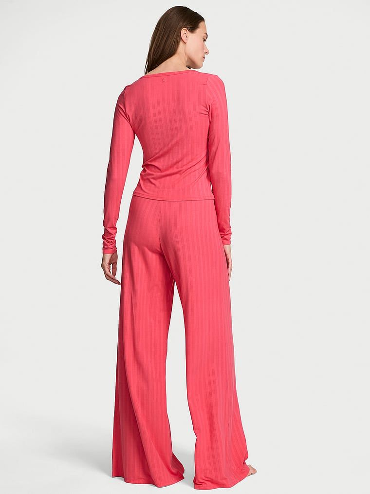 Piżama z modalu SoSoft. Produkt ma kolor czerwony i pochodzi z kolekcji Victoria's Secret. 