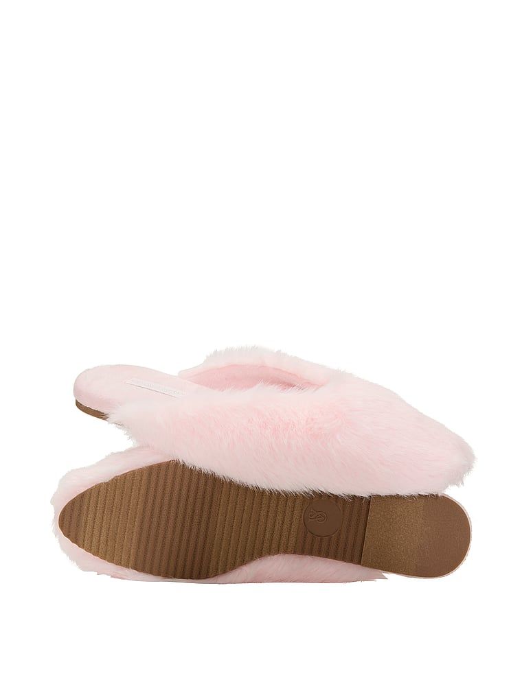 Kapcie ze sztucznym futerkiem. Produkt ma kolor różowy i pochodzi z kolekcji Victoria's Secret. 