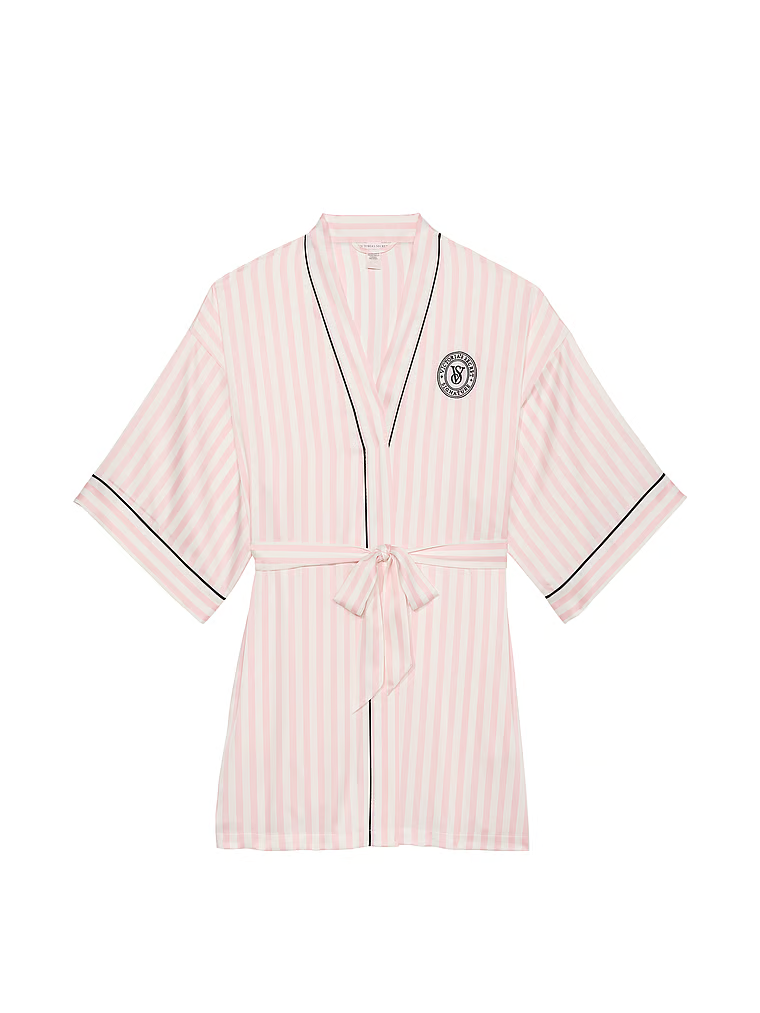 Szlafrok satynowy z krótkimi rękawami. Produkt ma wzór w paski i pochodzi z kolekcji Victoria's Secret. 