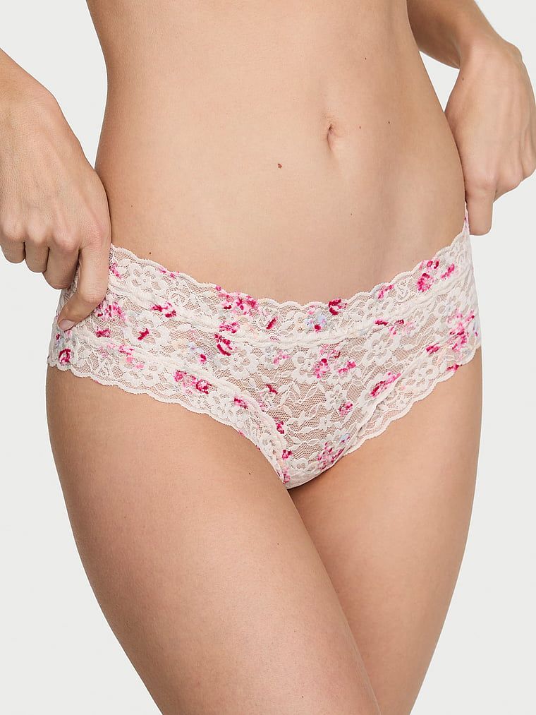Majtki z koronką Lace Cheeky. Produkt ma wzór kwiatowy i pochodzi z kolekcji Lacie. 