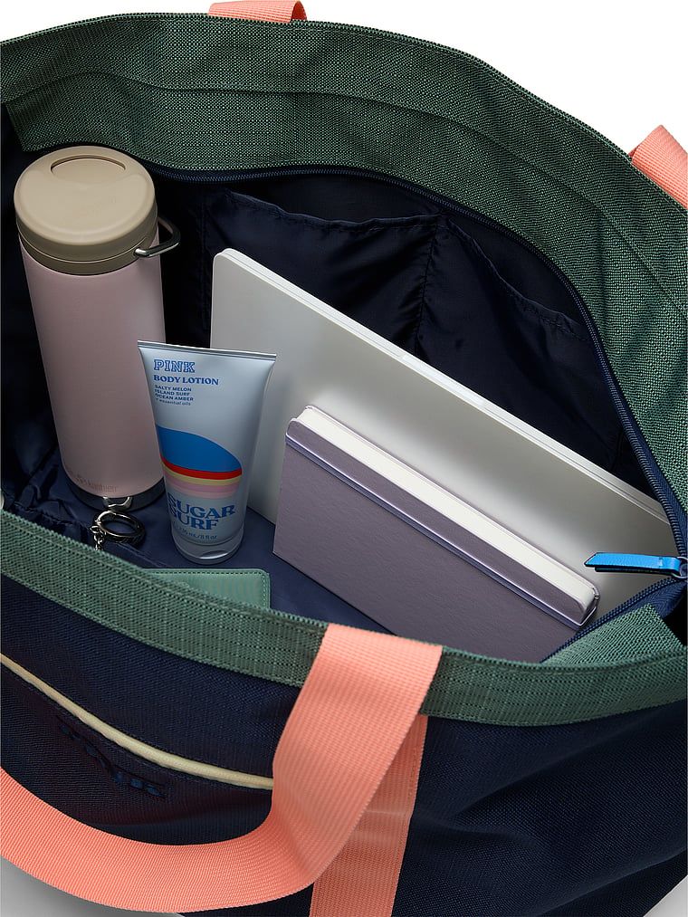 Torba Weekender. Produkt ma kolor niebieski i pochodzi z kolekcji PINK. 