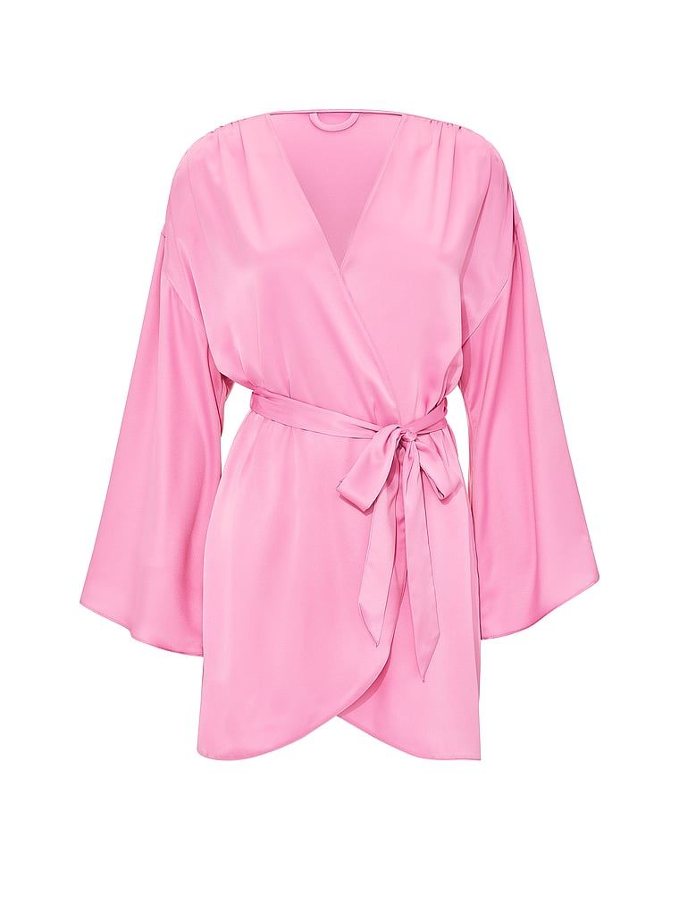Szlafrok satynowy krótki. Produkt ma kolor różowy i pochodzi z kolekcji Victoria's Secret. 