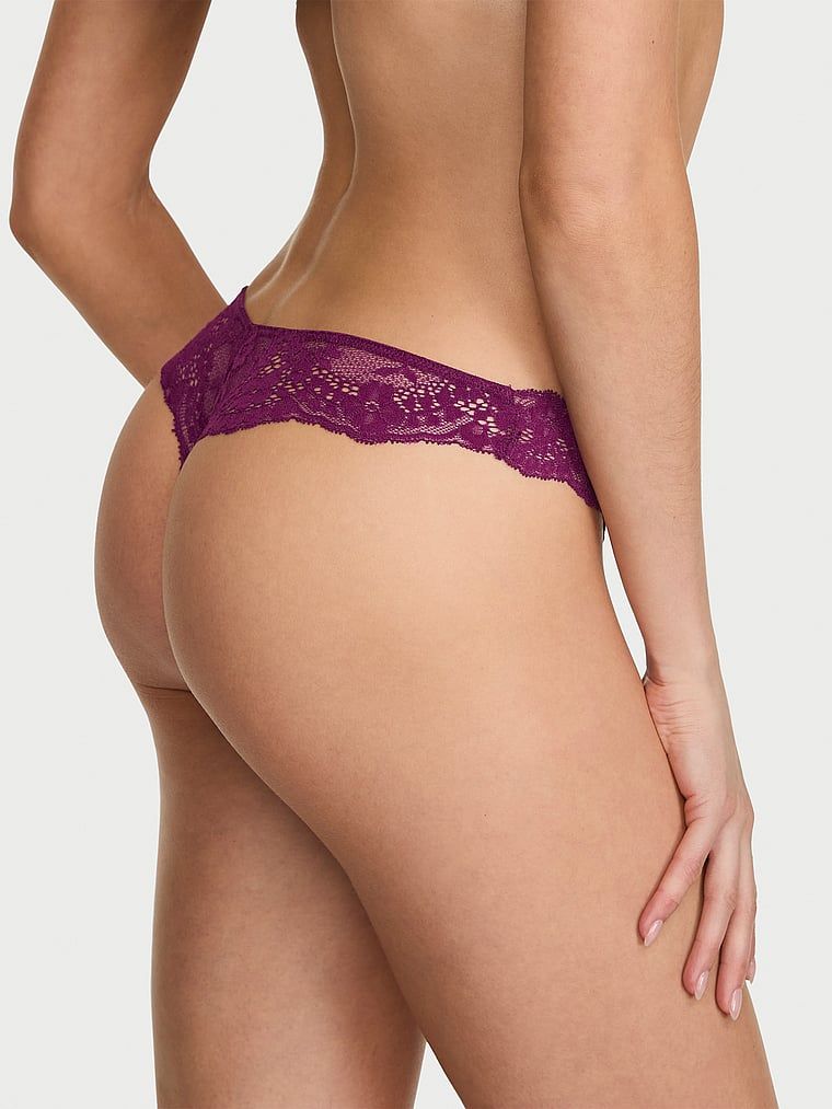 Stringi koronkowe Lace. Produkt ma kolor fioletowy i pochodzi z kolekcji Dream Angels. 