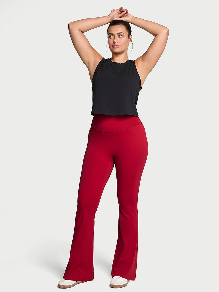 Legginsy z szerokimi nogawkami VSX Elevate Flare. Produkt ma kolor czerwony i pochodzi z kolekcji VSX. 