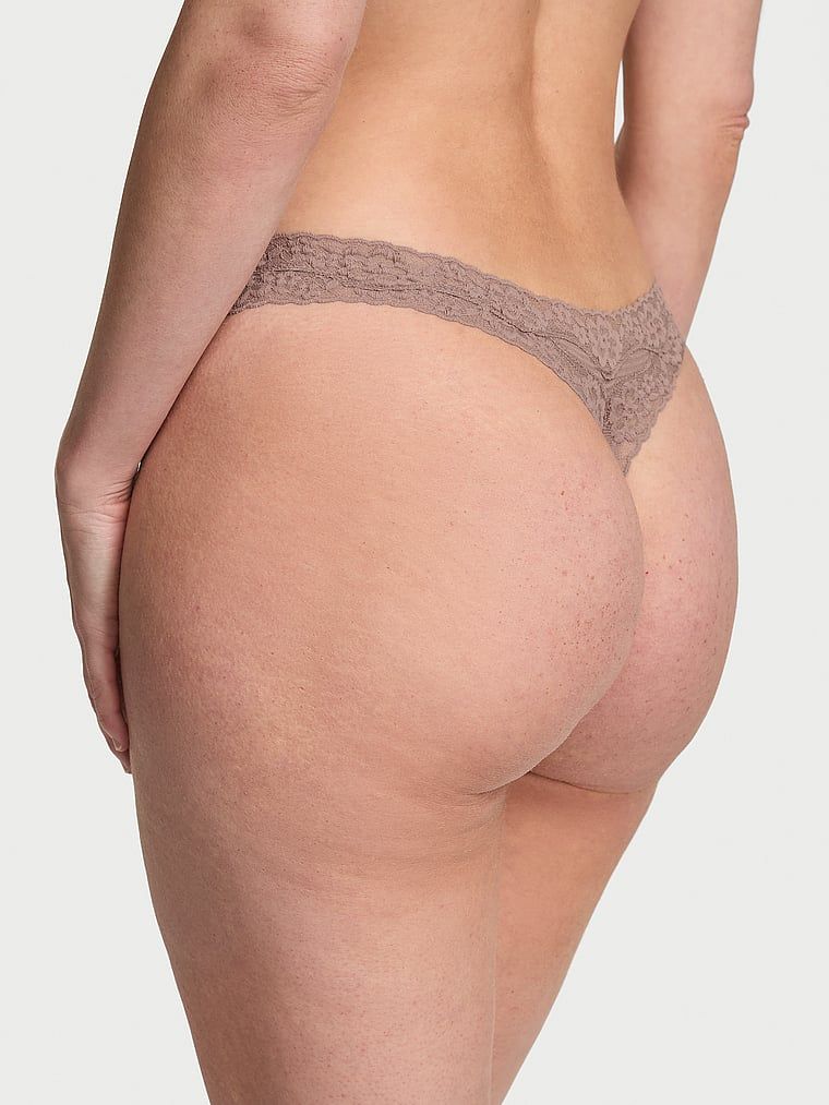 Stringi bawełniane w paseczki z koronką na krawędziach. Produkt ma kolor brązowy i pochodzi z kolekcji Lace Trim. 