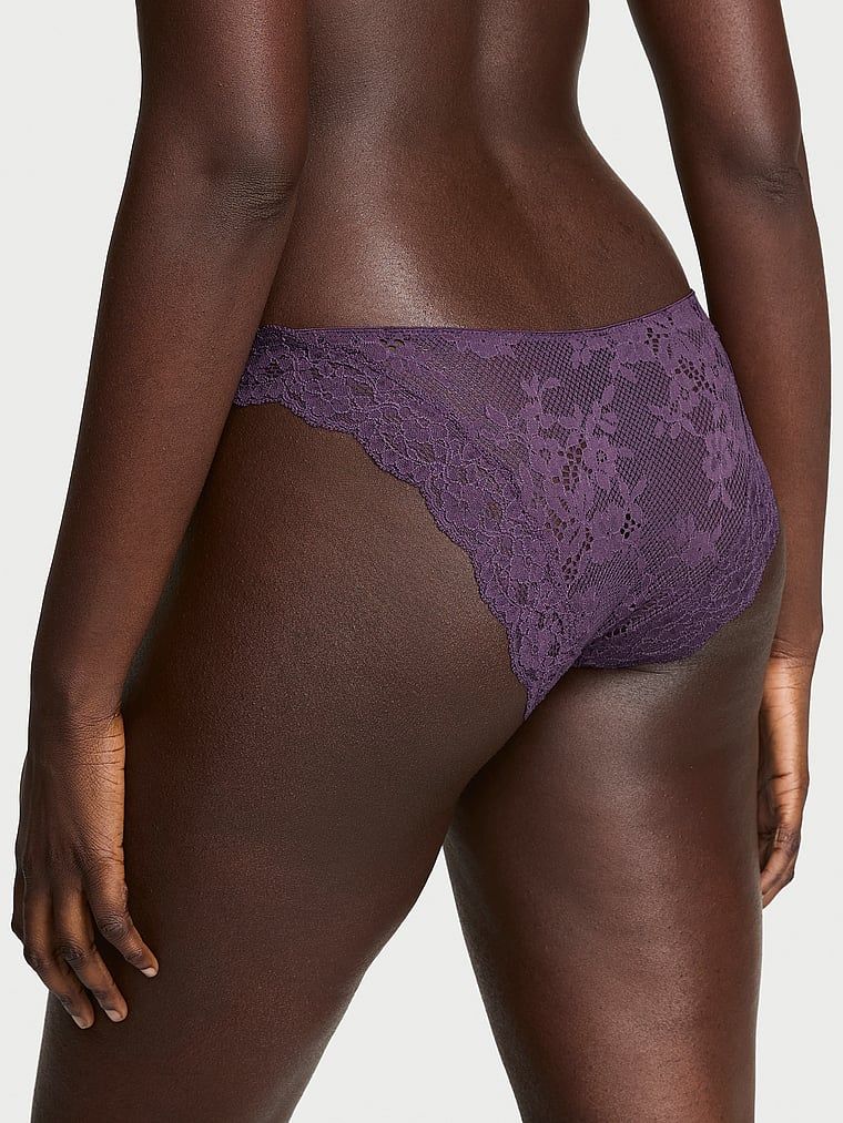 Majtki koronkowe Lace Bikini. Produkt ma kolor fioletowy i pochodzi z kolekcji Dream Angels. 