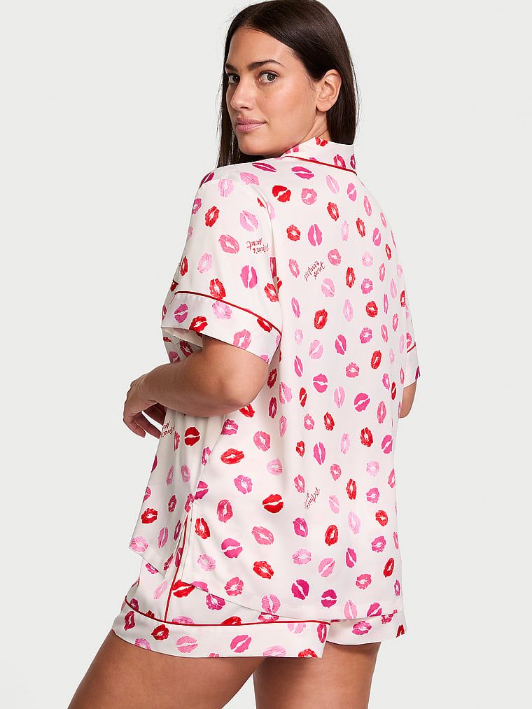 Piżama satynowa błyszcząca z szortami Glazed Satin. Produkt ma kolor wzorzysty i pochodzi z kolekcji Victoria's Secret. 