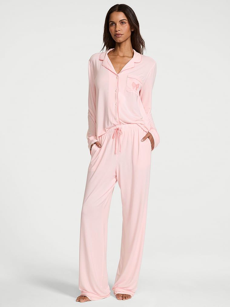 Piżama z modalu Bow. Produkt ma kolor różowy i pochodzi z kolekcji Victoria's Secret. 