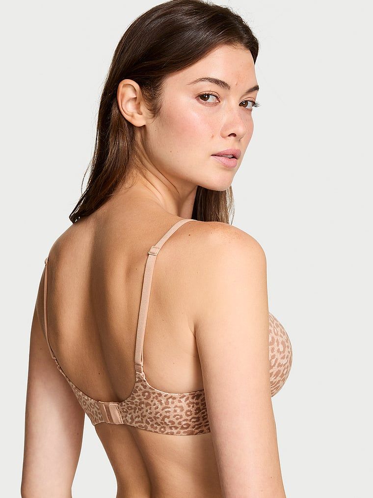 Modelka prezentuje biustonosz push-up Perfect Shape Smooth. Produkt posiada wzór z motywem zwierzęcym i pochodzi z kolekcji Body by Victoria.
