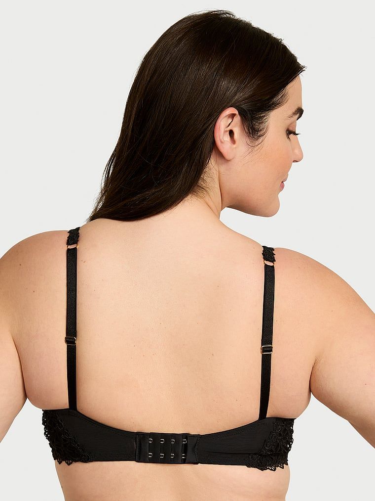 Modelka prezentuje biustonosz nieusztywniany Geo Daisy Demi. Produkt jest wzorzysty i pochodzi z kolekcji Very Sexy.