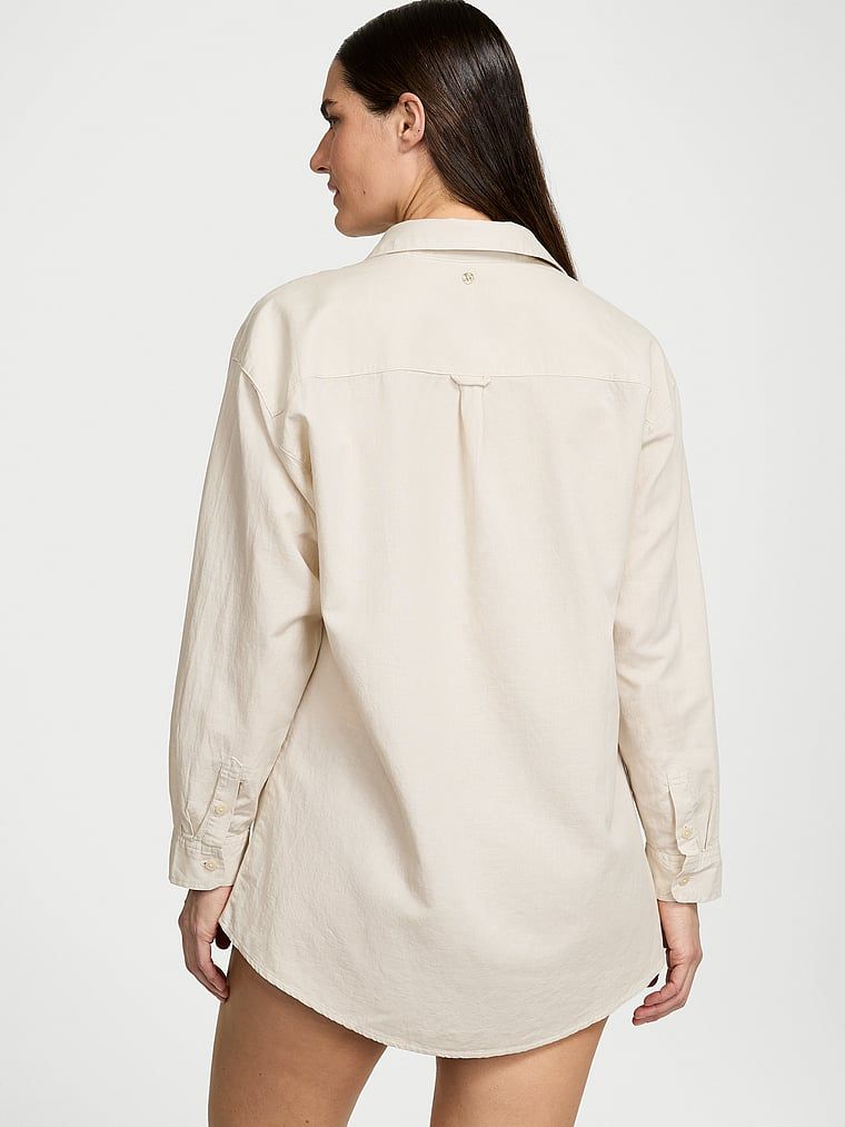Lniana koszula-sukienka na plażę Linen Boyfriend Shirt Dress. Produkt ma kolor beżowy i pochodzi z kolekcji Victoria's Secret Swim. 