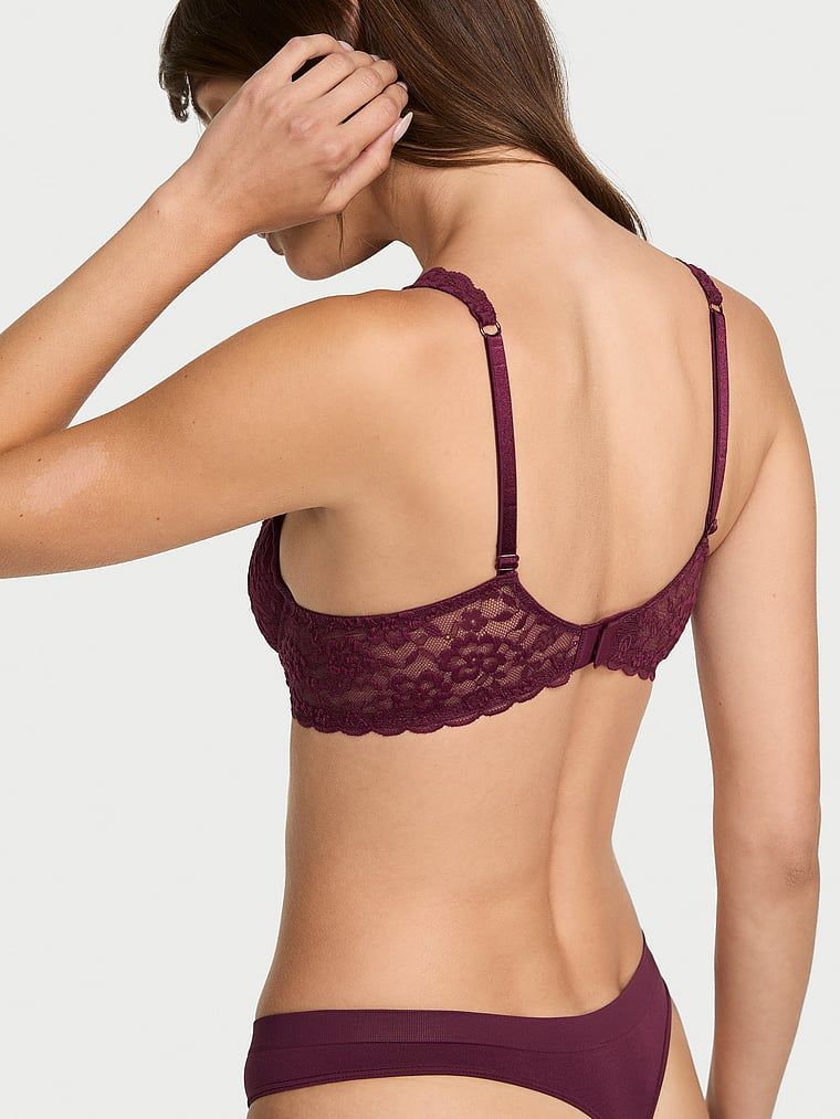 Biustonosz nieusztywniany balkonetka koronkowy. Produkt ma kolor różowy i pochodzi z kolekcji Victoria's Secret. 