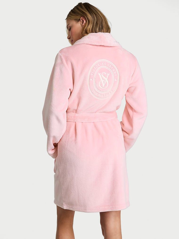 Krótki ciepły szlafrok. Produkt ma kolor różowy i pochodzi z kolekcji Victoria's Secret. 