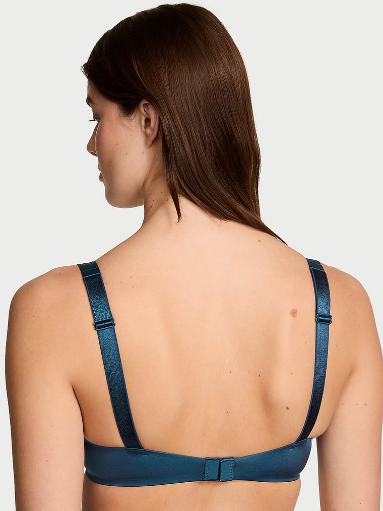 Modelka prezentuje biustonosz push-up Shine Strap. Produkt ma kolor niebieski i pochodzi z kolekcji Very Sexy.