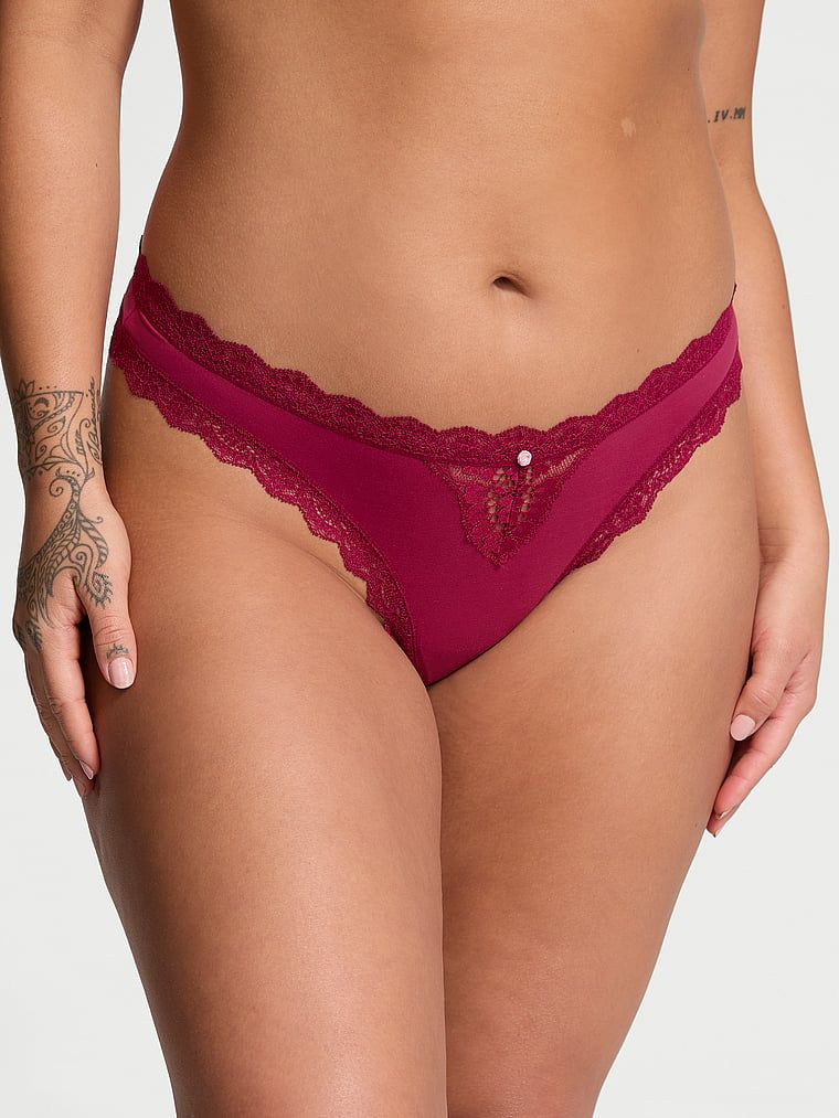 Stringi z koronką Lace Trim. Produkt ma kolor czerwony i pochodzi z kolekcji Dream Angels. 