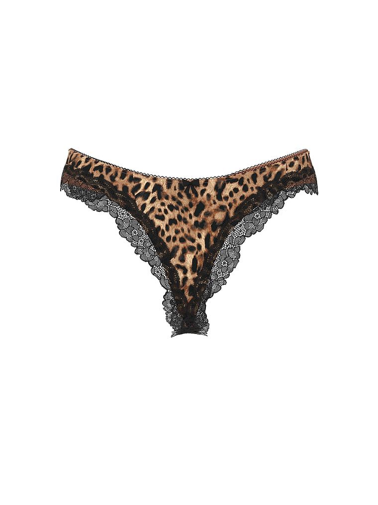 Stringi z wysoko wyciętymi nogawkami Tease. Produkt ma kolor druk i pochodzi z kolekcji Victoria's Secret. 