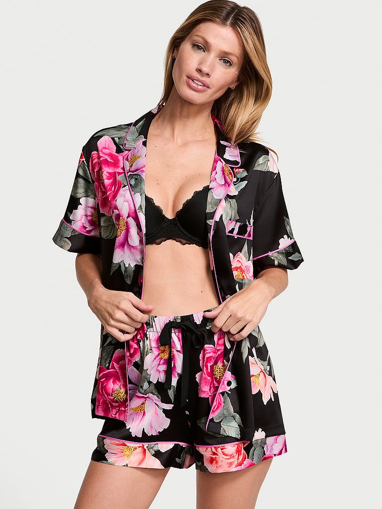 Piżama satynowa błyszcząca z szortami Glazed Satin. Produkt ma wzór kwiatowy i pochodzi z kolekcji Victoria's Secret. 