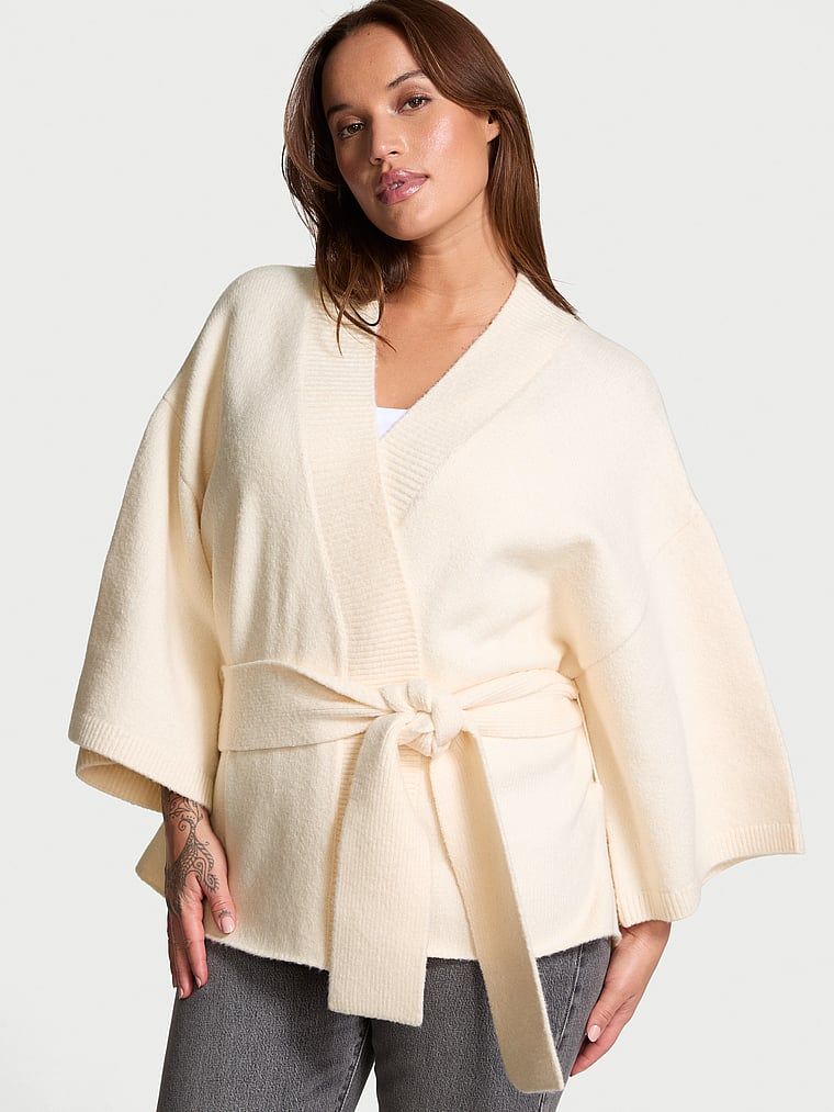 Sweter kopertowy Luxe Creme Knit Wrap. Produkt ma kolor biały i pochodzi z kolekcji Victoria's Secret. 