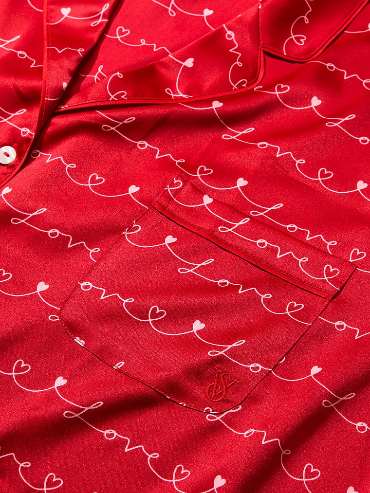 Piżama satynowa błyszcząca z szortami Glazed Satin. Produkt jest wzorzysty i pochodzi z kolekcji Victoria's Secret. 