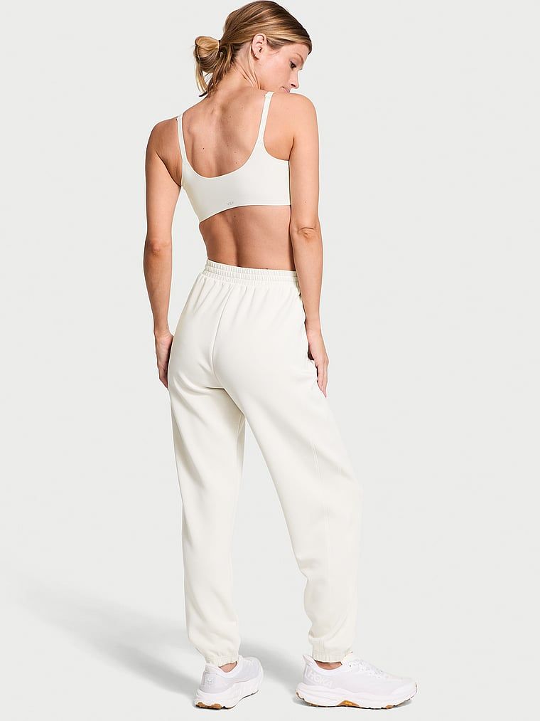 Spodnie joggery VSX Featherweight Knit. Produkt ma kolor biały i pochodzi z kolekcji VSX. 