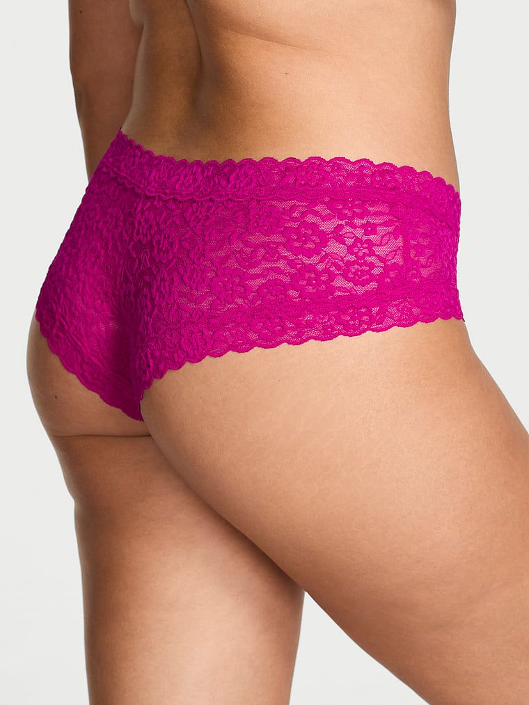 Majtki z koronką Lace Cheeky. Produkt ma kolor purpurowy i pochodzi z kolekcji Lacie. 