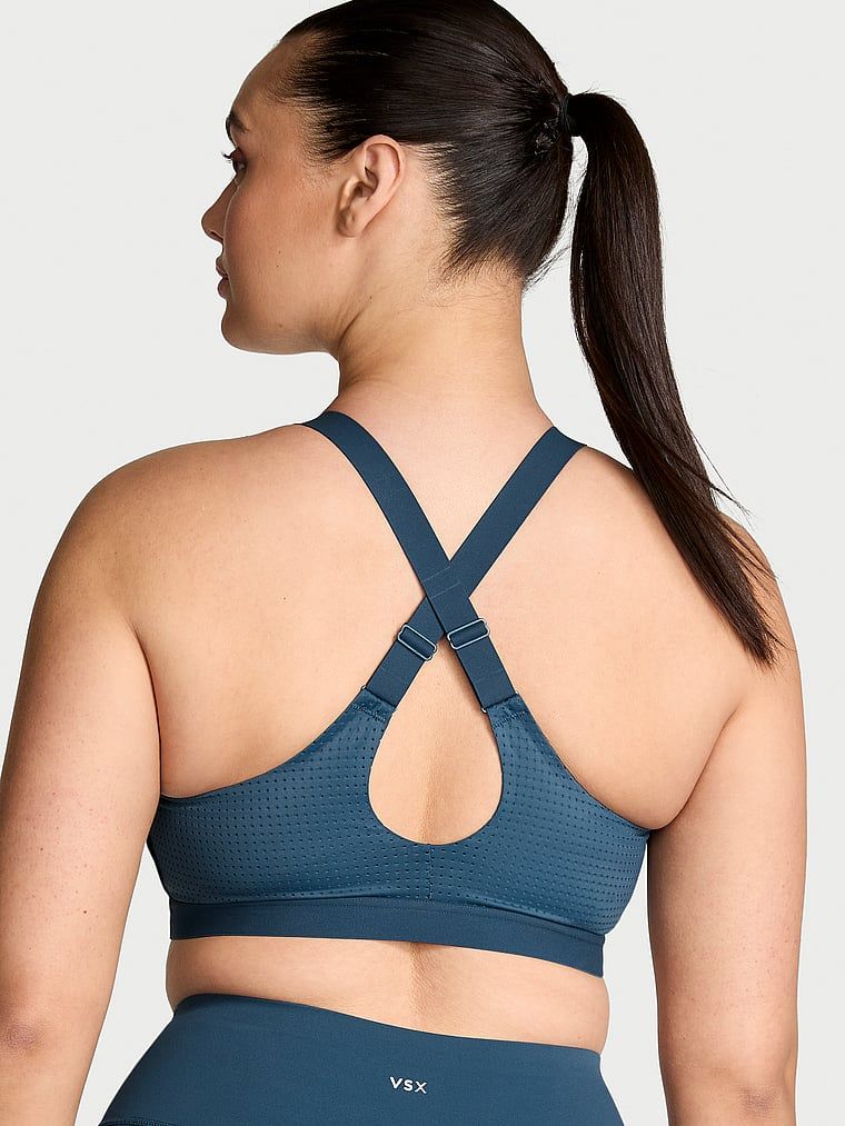 Modelka prezentuje biustonosz sportowy ze średnim podtrzymaniem Lightweight Mesh. Produkt ma kolor niebieski i pochodzi z kolekcji VSX.