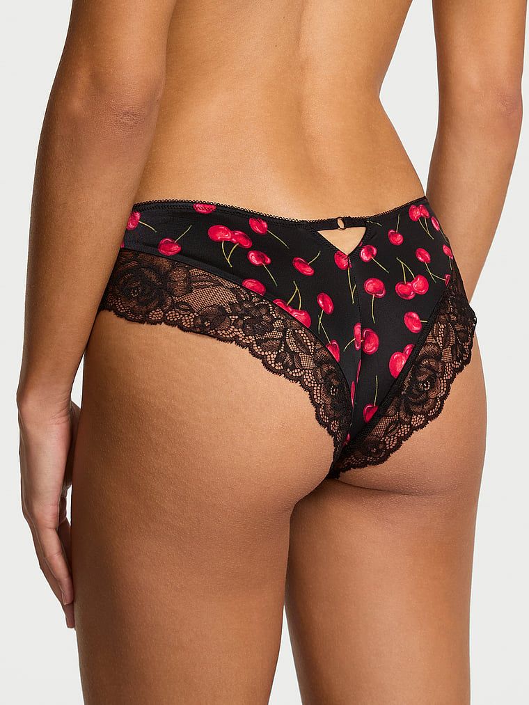 Majtki z koronką na krawędziach i wysoko wyciętymi nogawkami Lace-Trim Cheeky. Produkt jest wzorzysty i pochodzi z kolekcji Very Sexy. 