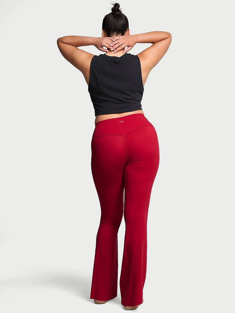 Legginsy z szerokimi nogawkami VSX Elevate Flare. Produkt ma kolor czerwony i pochodzi z kolekcji VSX. 
