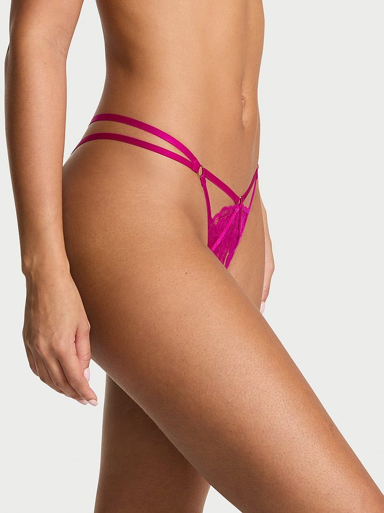 Stringi bez kroku Strappy Hardware. Produkt ma kolor purpurowy i pochodzi z kolekcji Very Sexy. 