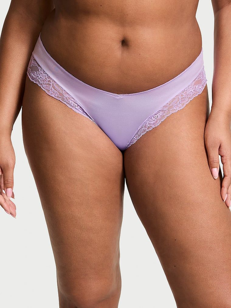 Majtki z koronką na krawędziach i wysoko wyciętymi nogawkami Lace-Trim Cheeky. Produkt ma kolor purpurowy i pochodzi z kolekcji Very Sexy. 