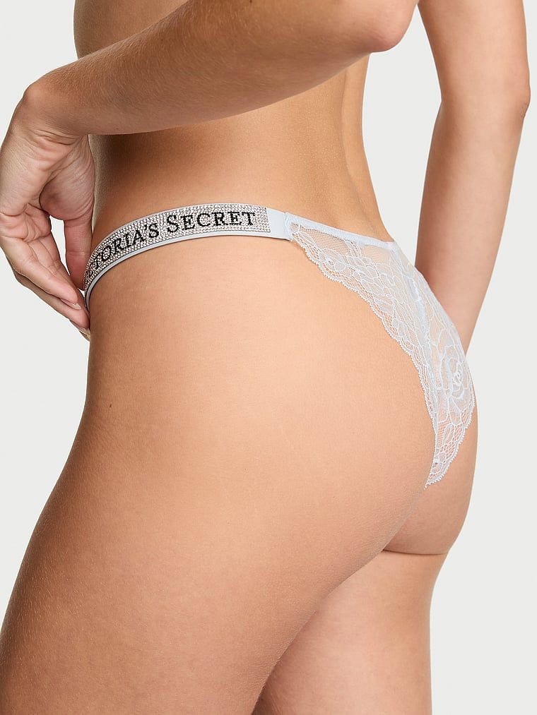 Majtki brazyliany koronkowe z błyszczącymi paskami Shine Strap Brazilian. Produkt ma kolor niebieski i pochodzi z kolekcji Very Sexy. 