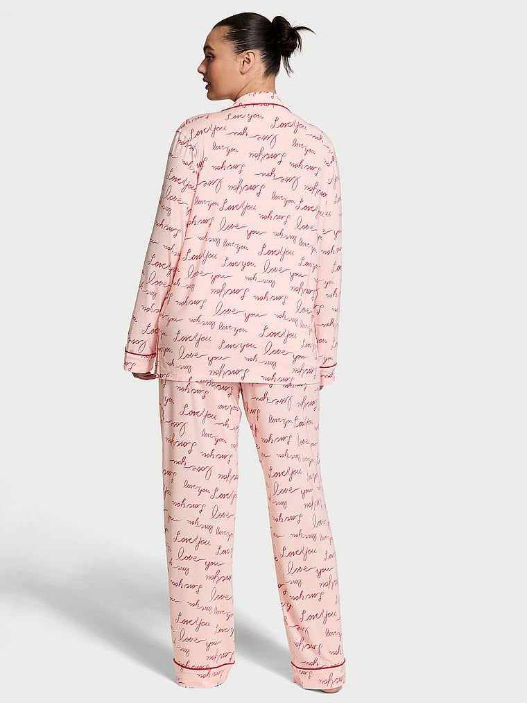 Długa piżama z modalu. Produkt ma kolor wzorzysty i pochodzi z kolekcji Victoria's Secret. 