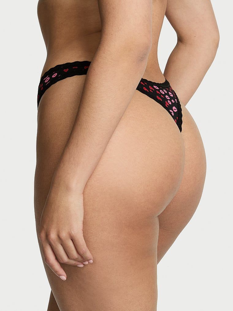 Stringi bawełniane z koronką na krawędziach Lace-Waist. Produkt jest wzorzysty i pochodzi z kolekcji Lace Trim. 