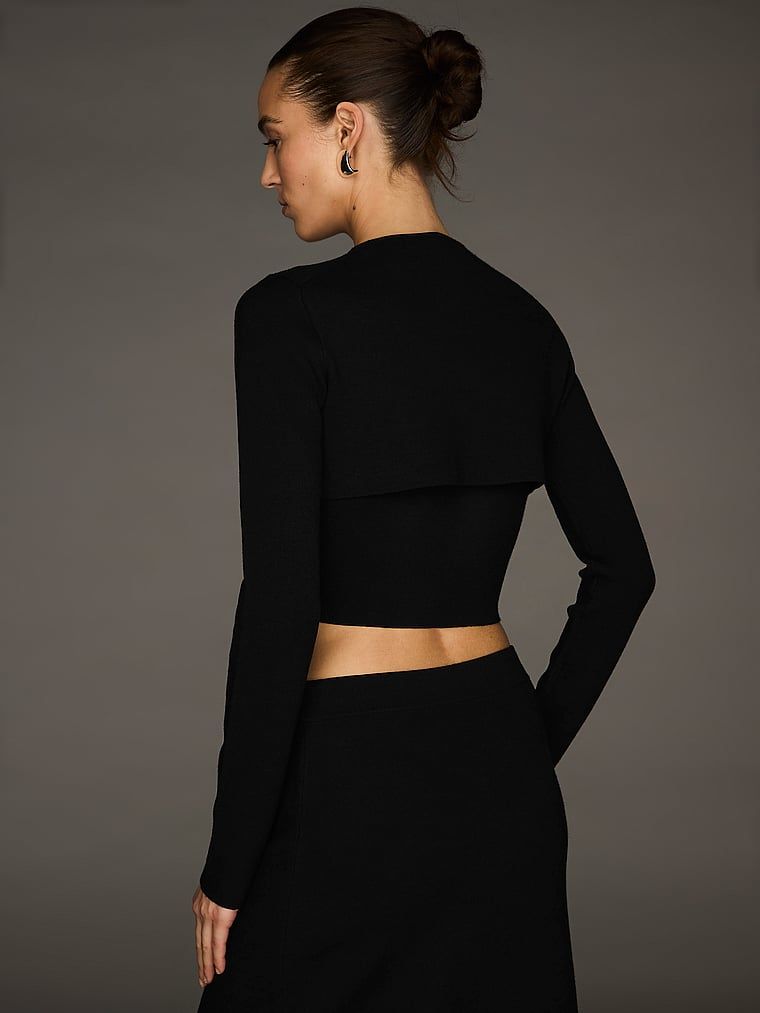 Sweterek kardigan krótki zapinany na haftki Atelier X Altuzarra. Produkt ma kolor czarny i pochodzi z kolekcji Atelier Victoria's Secret x Altuzarra. 